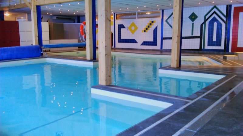 RESIDENCE L'OMBREE, la piscine couverte du camping RESIDENCE L'OMBREE : Location Luz Saint Sauveur